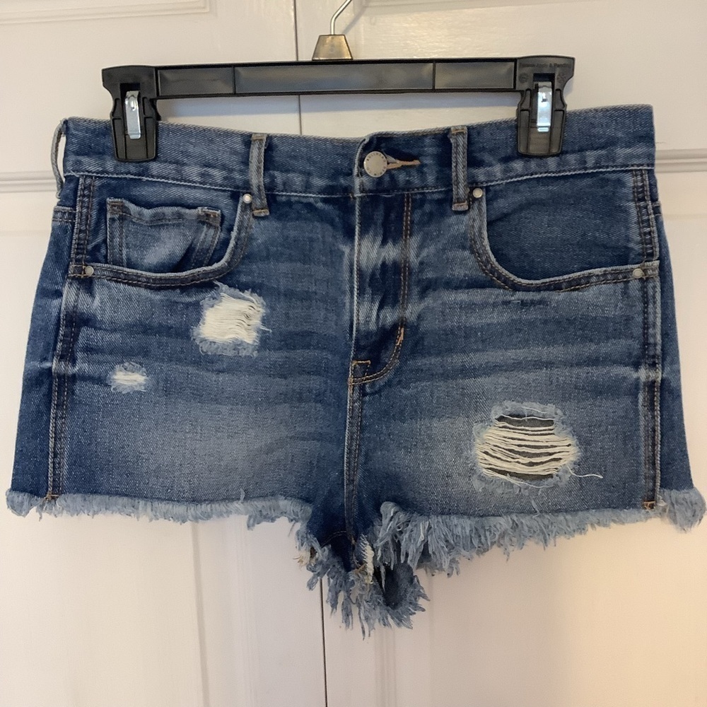 Bullhead women’s denim distressed high rise cut off shorts. Size 28 - Picture 2 of 7